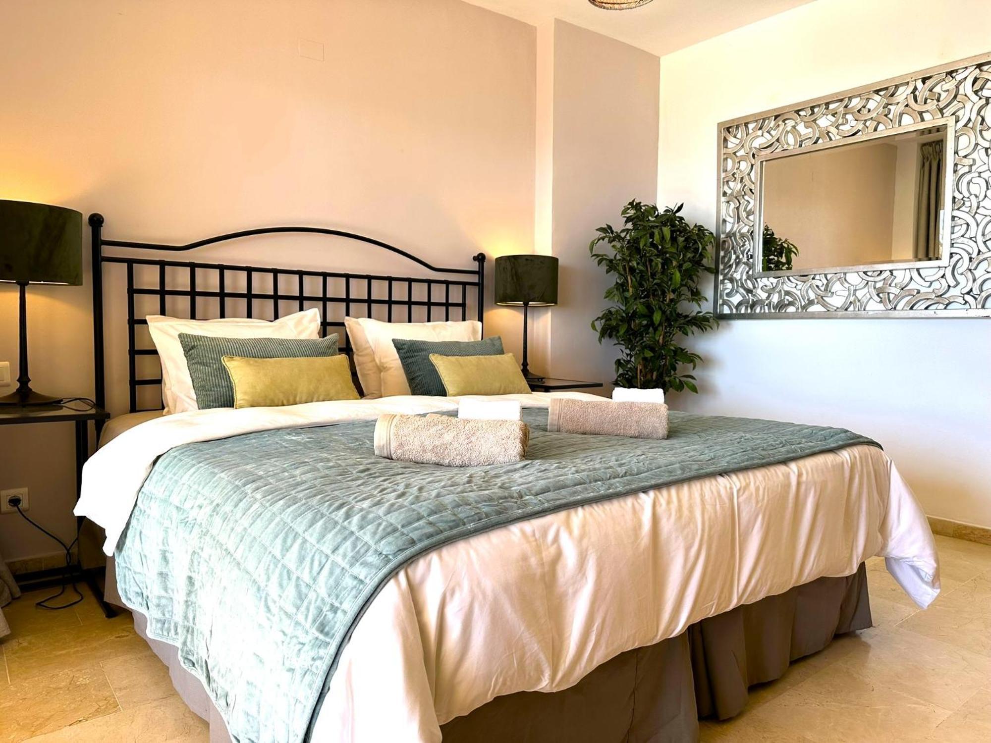 Apartments Bermuda Beach Estepona Exteriör bild